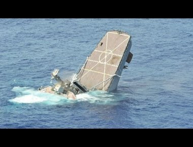 Ασκήσεις βύθισης πολεμικών πλοίων (SINKEX) - Χτυπήματα από πυραύλους και τορπίλες (βίντεο)